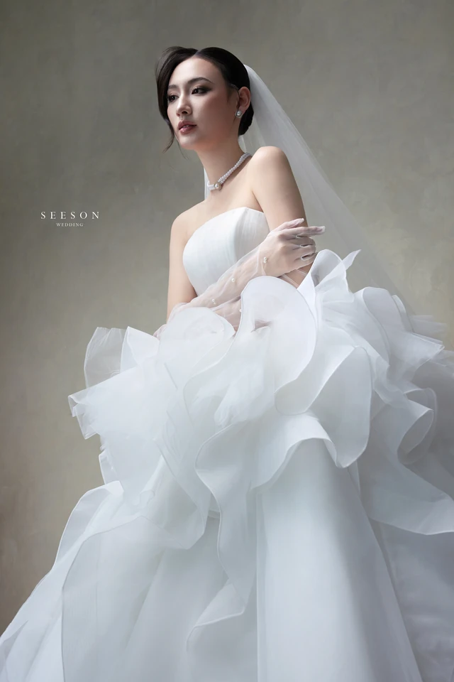 Váy cưới Nuage TE-02 — Organza xếp tầng · găng ren dài — SeesonWedding TP.HCM (ảnh 1/12)
