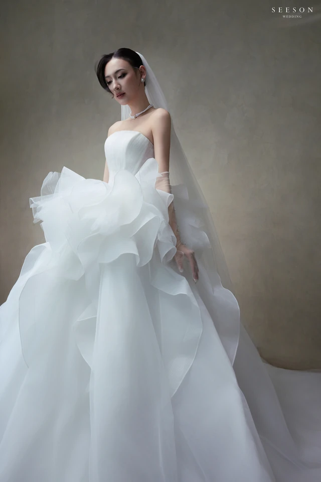 Váy cưới Nuage TE-02 — Organza xếp tầng · găng ren dài — SeesonWedding TP.HCM (ảnh 4/12)