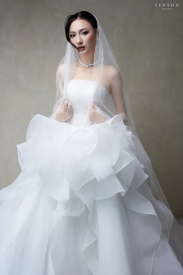Váy cưới Nuage TE-02 — Organza xếp tầng · găng ren dài — SeesonWedding TP.HCM (ảnh 5/12)