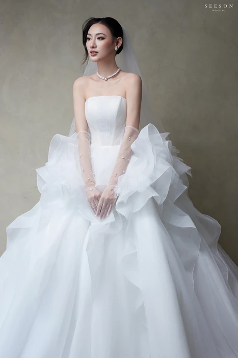 Váy cưới Nuage (TE-02) — Organza xếp tầng · găng ren dài — SeesonWedding TP.HCM