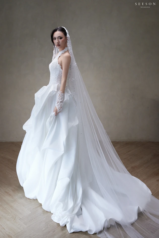 Váy cưới Élise TE-03 — Cổ yếm ren · tùng satin xếp bọng — SeesonWedding TP.HCM (ảnh 7/16)