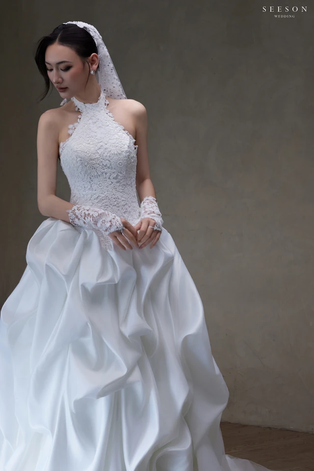 Váy cưới Élise TE-03 — Cổ yếm ren · tùng satin xếp bọng — SeesonWedding TP.HCM (ảnh 8/16)