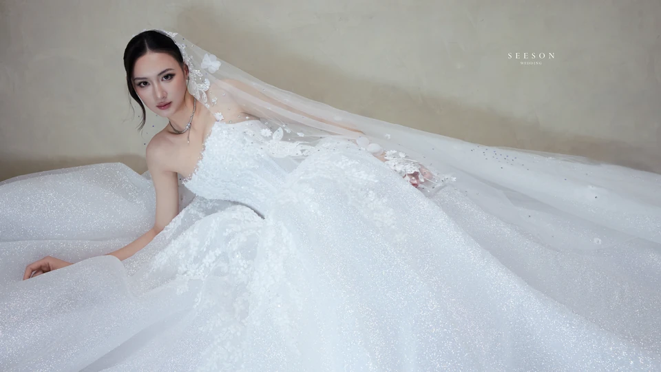 Váy cưới Étoile TE-05 — Tùng kim tuyến · hoa 3D trên voan — SeesonWedding TP.HCM (ảnh 2/9)