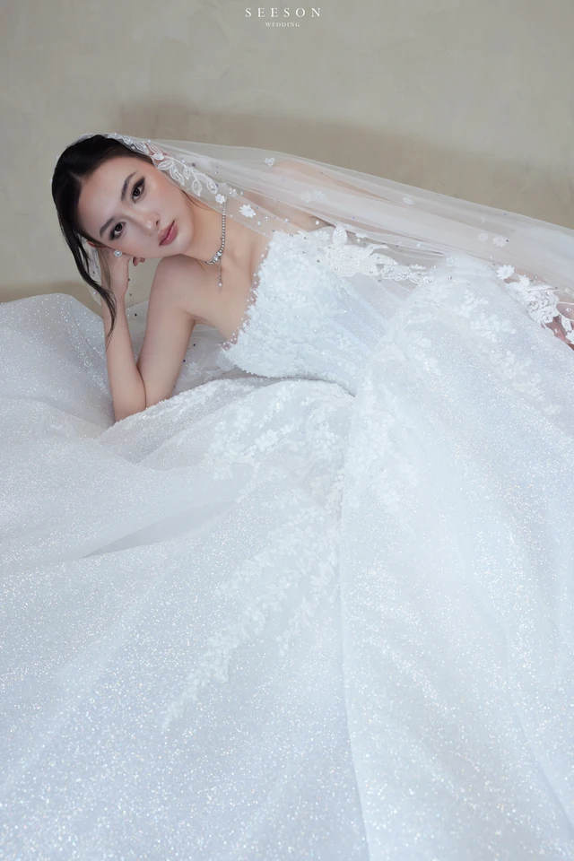 Váy cưới Étoile TE-05 — Tùng kim tuyến · hoa 3D trên voan — SeesonWedding TP.HCM (ảnh 3/9)