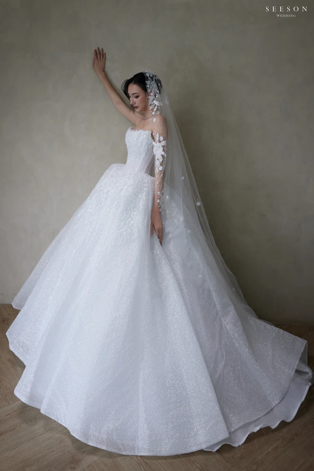 Váy cưới Étoile TE-05 — Tùng kim tuyến · hoa 3D trên voan — SeesonWedding TP.HCM (ảnh 7/9)