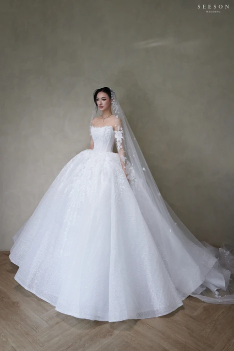 Váy cưới Étoile (TE-05) — Tùng kim tuyến · hoa 3D trên voan — SeesonWedding TP.HCM
