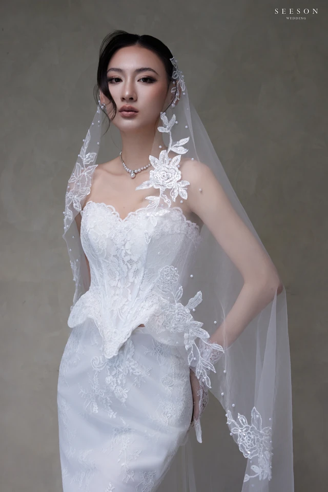 Váy cưới Camélia TE-06 — Đuôi cá ren · voan viền ren hoa — SeesonWedding TP.HCM (ảnh 3/8)