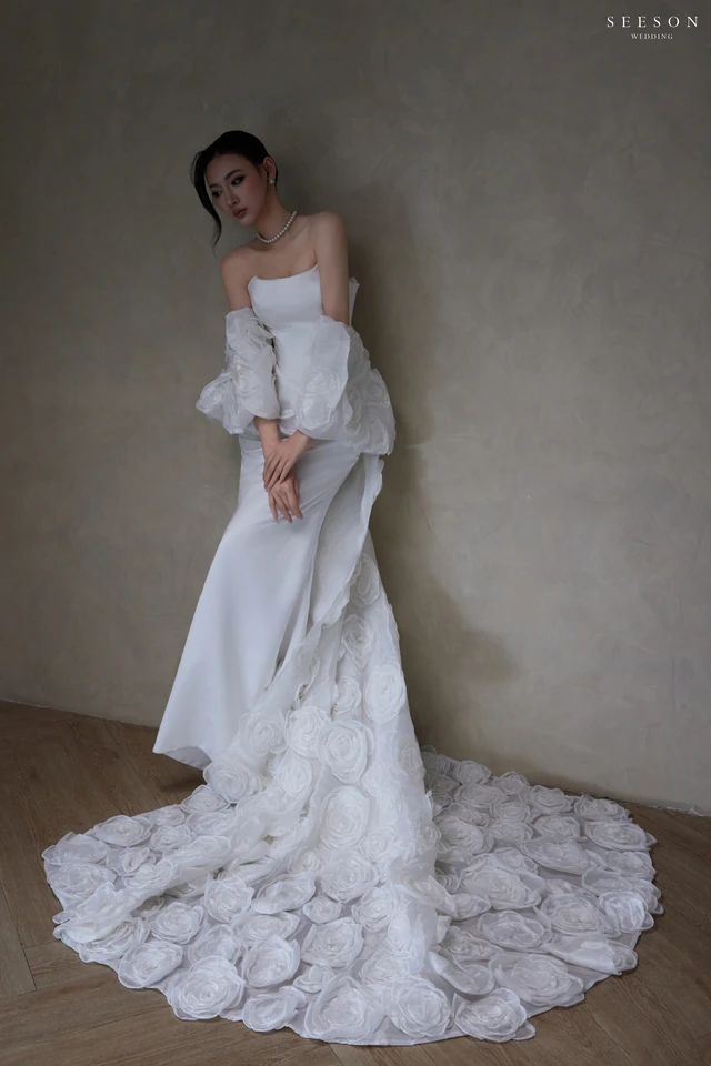 Váy cưới Blanche TE-07 — Satin trơn · đuôi hoa hồng 3D — SeesonWedding TP.HCM (ảnh 2/8)