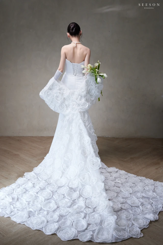 Váy cưới Blanche TE-07 — Satin trơn · đuôi hoa hồng 3D — SeesonWedding TP.HCM (ảnh 6/8)