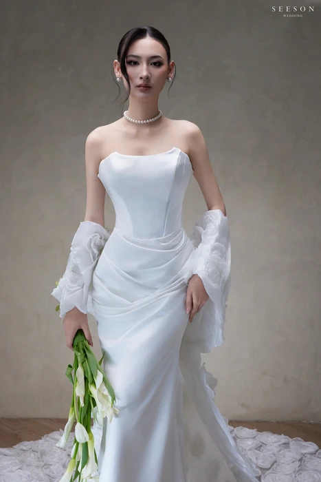 Váy cưới Blanche (TE-07) — Satin trơn · đuôi hoa hồng 3D — SeesonWedding TP.HCM